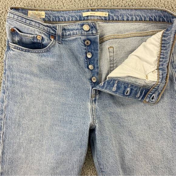 Levi's Premium Women's Wedgie Icon Fit Ankle in Tango Light Jeans  |  Size:  W32 - Picture 4 of 16